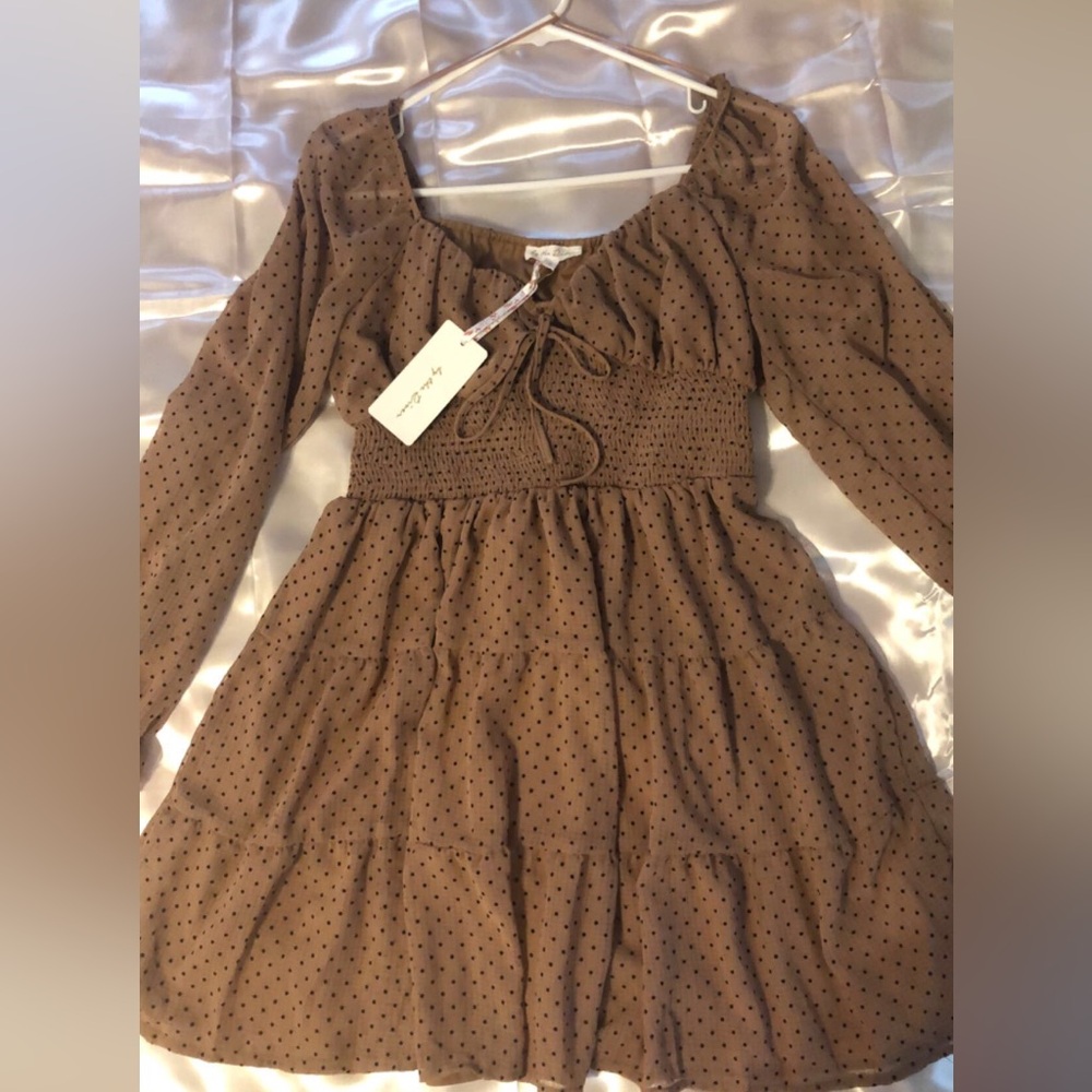 Is an spring/ summer dress with long sleeve, so comfy and amazing look to style